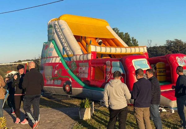 Castillo hinchable grande de Mandala, empresa de animación en Cáceres